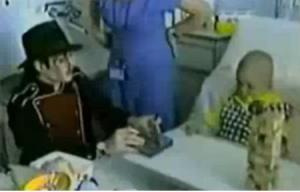 Michael offre un cadeau à un enfant malade dans un hôpital pour enfants.